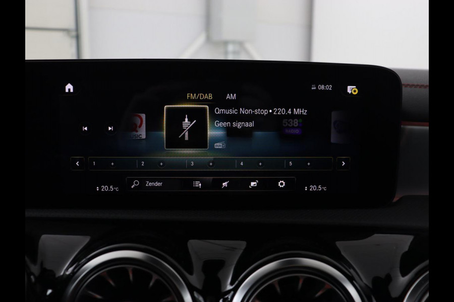 Mercedes-Benz CLA-Klasse Shooting Brake 200 Business Solution AMG | Panoramadak | Trekhaak | Stoelverwarming | Memory | Matrix LED | Carplay | Leder/Alcantara | Camera | Navigatie | Park Assist
