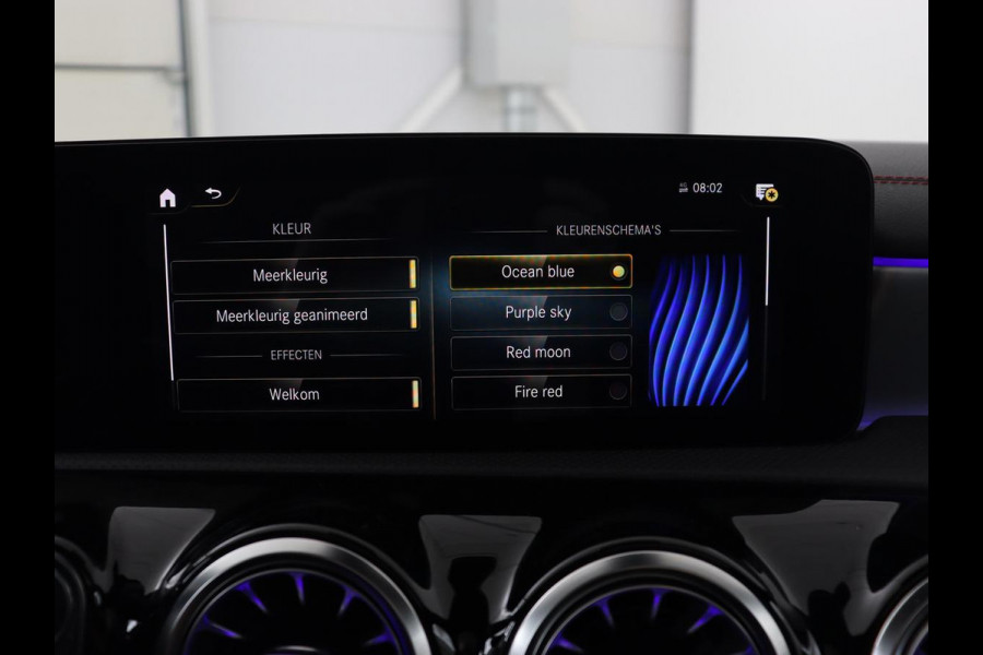 Mercedes-Benz CLA-Klasse Shooting Brake 200 Business Solution AMG | Panoramadak | Trekhaak | Stoelverwarming | Memory | Matrix LED | Carplay | Leder/Alcantara | Camera | Navigatie | Park Assist