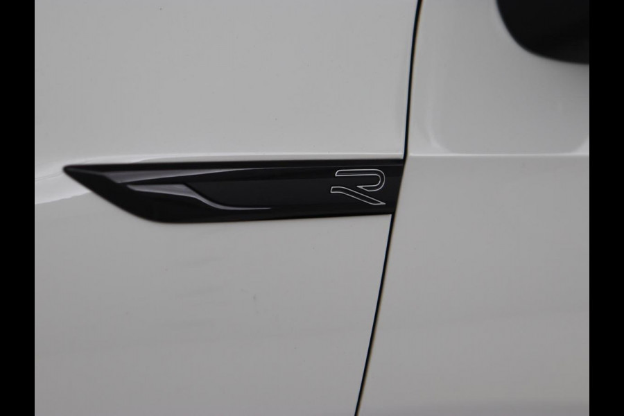 Volkswagen Golf 1.5 TSI R-Line | Trekhaak | Beats Audio | Camera | Stoelverwarming | Matrix LED | Sportstoelen | Adaptive cruise | Carplay | Dodehoek detectie | Keyless | Park Assist | Navigatie