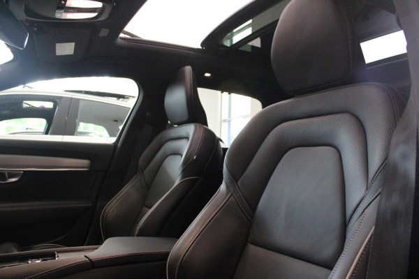 Volvo V90 B5 250PK ULTIMATE DARK MILD HYBRID | PANORAMISCH SCHUIF/KANTEL DAK | HARMAN KARDON AUDIO | FULL-LED ACTIVE HIGH BEAM KOPLAMPEN | LED MISTLAMPEN VOOR | ELEKTRISCH BEDIENBARE VOORSTOELEN MET GEHEUGENFUNCTIE | SPORTSTOELEN MET NAPPA LEER | KRISTALLEN POOKKNOP | ZWARTE HEMELBEKLEDING | EXTRA GETINT GLAS ACHTER | ACHTERUITRIJ CAMERA | UITKLAPBARE ZITVERHOGERS ACHTERBANK | 20" BLACK DIAMONT VELGEN | PARKEER VERWARMING MET TIMER "STANDKACHEL" | NAVIGATIE VIA GOOGLE | APPLE CARPLAY/ANDROID AUTO | STOEL/STUUR VERWARMING | PARKEERSENSOREN VOOR EN ACHTER | ELEKTRISCH BEDIENBARE A