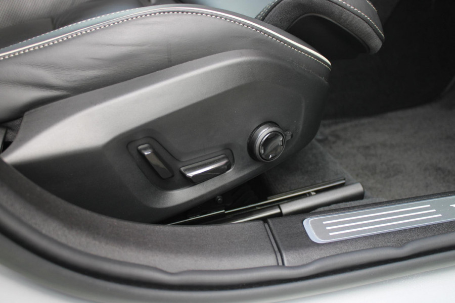 Volvo V90 B5 250PK ULTIMATE DARK MILD HYBRID | PANORAMISCH SCHUIF/KANTEL DAK | HARMAN KARDON AUDIO | FULL-LED ACTIVE HIGH BEAM KOPLAMPEN | LED MISTLAMPEN VOOR | ELEKTRISCH BEDIENBARE VOORSTOELEN MET GEHEUGENFUNCTIE | SPORTSTOELEN MET NAPPA LEER | KRISTALLEN POOKKNOP | ZWARTE HEMELBEKLEDING | EXTRA GETINT GLAS ACHTER | ACHTERUITRIJ CAMERA | UITKLAPBARE ZITVERHOGERS ACHTERBANK | 20" BLACK DIAMONT VELGEN | PARKEER VERWARMING MET TIMER "STANDKACHEL" | NAVIGATIE VIA GOOGLE | APPLE CARPLAY/ANDROID AUTO | STOEL/STUUR VERWARMING | PARKEERSENSOREN VOOR EN ACHTER | ELEKTRISCH BEDIENBARE A