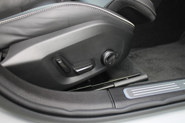 Volvo V90 B5 250PK ULTIMATE DARK MILD HYBRID | PANORAMISCH SCHUIF/KANTEL DAK | HARMAN KARDON AUDIO | FULL-LED ACTIVE HIGH BEAM KOPLAMPEN | LED MISTLAMPEN VOOR | ELEKTRISCH BEDIENBARE VOORSTOELEN MET GEHEUGENFUNCTIE | SPORTSTOELEN MET NAPPA LEER | KRISTALLEN POOKKNOP | ZWARTE HEMELBEKLEDING | EXTRA GETINT GLAS ACHTER | ACHTERUITRIJ CAMERA | UITKLAPBARE ZITVERHOGERS ACHTERBANK | 20" BLACK DIAMONT VELGEN | PARKEER VERWARMING MET TIMER "STANDKACHEL" | NAVIGATIE VIA GOOGLE | APPLE CARPLAY/ANDROID AUTO | STOEL/STUUR VERWARMING | PARKEERSENSOREN VOOR EN ACHTER | ELEKTRISCH BEDIENBARE A