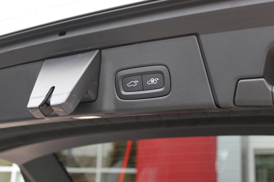 Volvo V90 B5 250PK ULTIMATE DARK MILD HYBRID | PANORAMISCH SCHUIF/KANTEL DAK | HARMAN KARDON AUDIO | FULL-LED ACTIVE HIGH BEAM KOPLAMPEN | LED MISTLAMPEN VOOR | ELEKTRISCH BEDIENBARE VOORSTOELEN MET GEHEUGENFUNCTIE | SPORTSTOELEN MET NAPPA LEER | KRISTALLEN POOKKNOP | ZWARTE HEMELBEKLEDING | EXTRA GETINT GLAS ACHTER | ACHTERUITRIJ CAMERA | UITKLAPBARE ZITVERHOGERS ACHTERBANK | 20" BLACK DIAMONT VELGEN | PARKEER VERWARMING MET TIMER "STANDKACHEL" | NAVIGATIE VIA GOOGLE | APPLE CARPLAY/ANDROID AUTO | STOEL/STUUR VERWARMING | PARKEERSENSOREN VOOR EN ACHTER | ELEKTRISCH BEDIENBARE A