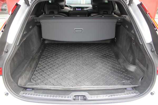 Volvo V90 B5 250PK ULTIMATE DARK MILD HYBRID | PANORAMISCH SCHUIF/KANTEL DAK | HARMAN KARDON AUDIO | FULL-LED ACTIVE HIGH BEAM KOPLAMPEN | LED MISTLAMPEN VOOR | ELEKTRISCH BEDIENBARE VOORSTOELEN MET GEHEUGENFUNCTIE | SPORTSTOELEN MET NAPPA LEER | KRISTALLEN POOKKNOP | ZWARTE HEMELBEKLEDING | EXTRA GETINT GLAS ACHTER | ACHTERUITRIJ CAMERA | UITKLAPBARE ZITVERHOGERS ACHTERBANK | 20" BLACK DIAMONT VELGEN | PARKEER VERWARMING MET TIMER "STANDKACHEL" | NAVIGATIE VIA GOOGLE | APPLE CARPLAY/ANDROID AUTO | STOEL/STUUR VERWARMING | PARKEERSENSOREN VOOR EN ACHTER | ELEKTRISCH BEDIENBARE A