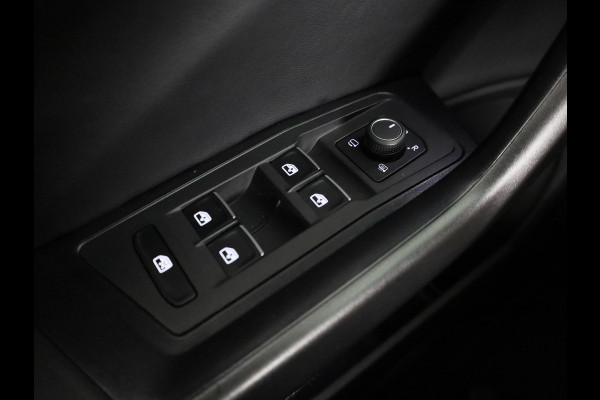Volkswagen T-Roc 1.5 TSI R-Line | Panorama dak | Apple Carplay/Android Auto | Stoelverwarming | Keyless| Adaptieve cruise