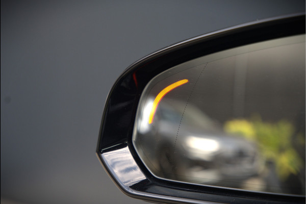 Volvo V60 2.0 B3 R-Design | Panoramadak | Harman Kardon | Keyless | Memory Stoel | Elektrische Stoelen | Stuurverwarming | Stoelverwarming | Camera | Adaptive Cruise Control | Leer | LED | DAB | Parkeensensoren | Appl