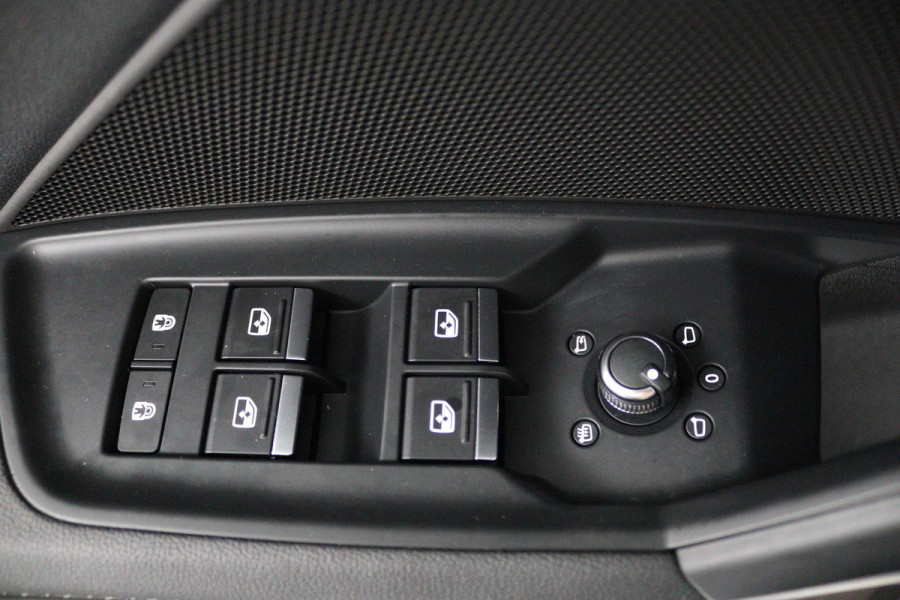 Audi A3 Sportback 35 TFSI S edition (PANORAMADAK, CARPLAY, ELEKT. STOELEN, VIRTUAL, PDC, GOED ONDERHOUDEN, LED)