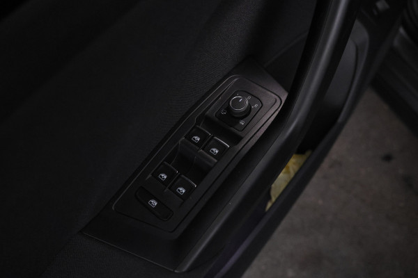 Volkswagen T-Roc 1.0 TSI Style Trekhaak, Digital dash, Apple carplay / Android auto, BOMVOL!