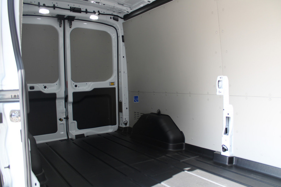 Ford Transit 350 2.0 TDCI L3H2 Trend 130pk Trend - Facelift - Xenon - Carplay - Android - Camera - Airbag Passagier - Rijklaar
