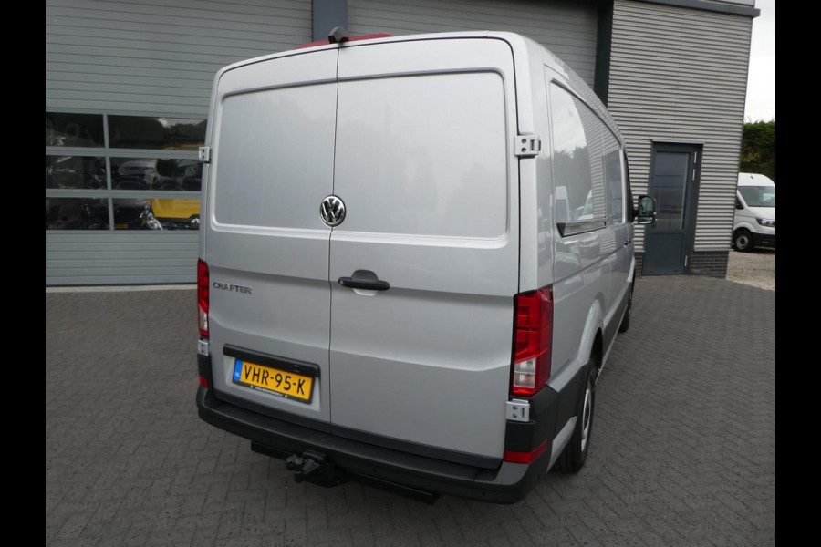 Volkswagen Crafter 35 2.0 TDI 140pk L3H2 ( L2H1 ) airco, camera ,trekhaak , 3 zits