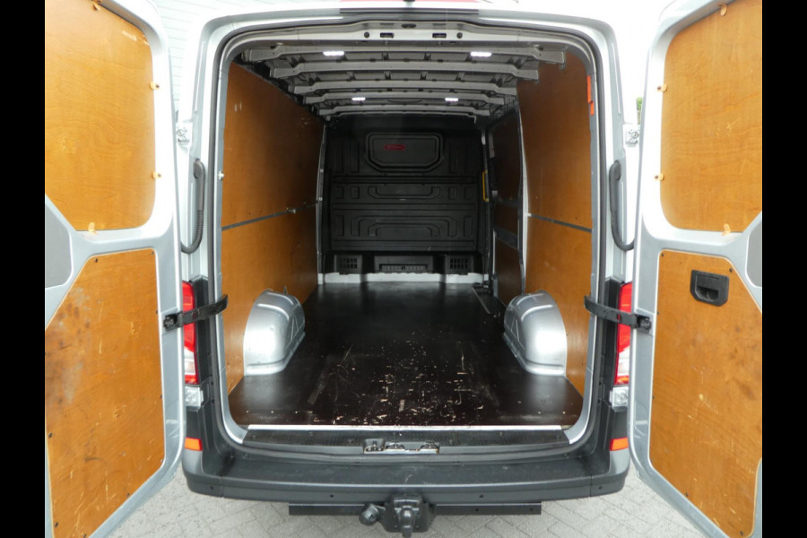 Volkswagen Crafter 35 2.0 TDI 140pk L3H2 ( L2H1 ) airco, camera ,trekhaak , 3 zits