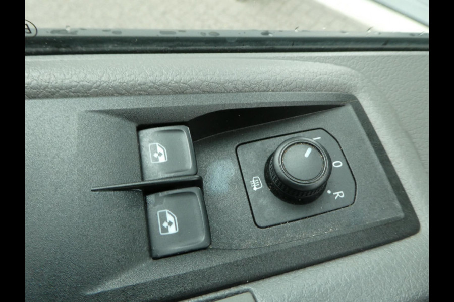 Volkswagen Crafter 35 2.0 TDI 140pk L3H2 ( L2H1 ) airco, camera ,trekhaak , 3 zits