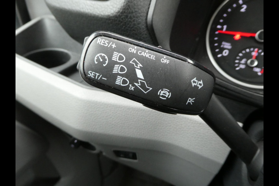 Volkswagen Crafter 35 2.0 TDI 140pk L3H2 ( L2H1 ) airco, camera ,trekhaak , 3 zits