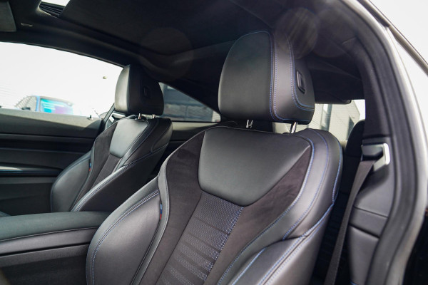 BMW 4 Serie Coupé 430i High Executive | Schuifdak | BMW LED | Camera | Apple Carplay | Black Edition | Shadowline | Alcantara |