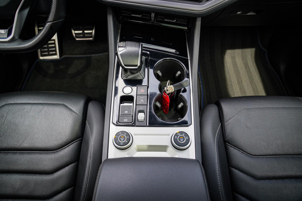 Volkswagen Touareg 3.0 TSi 4MOTION R | 360 cam | Panorama | Trekhaak | Incl. BTW | HuD | Adaptieve Cruise | Luchtvering | Park Ass