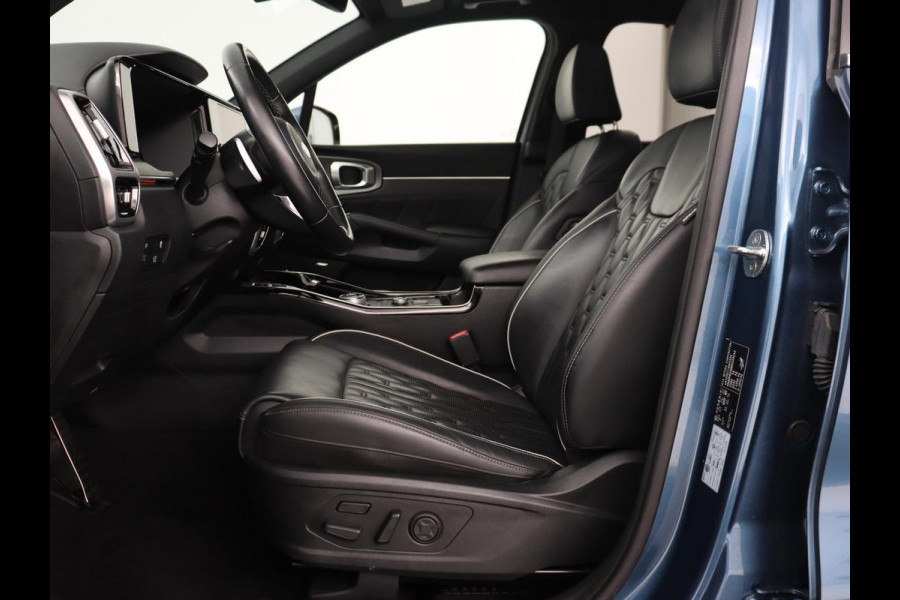 Kia Sorento 1.6 T-GDI Hybrid 2WD ExecutiveLine 7-persoons | Panoramadak | Stoelventilatie | Trekhaak | Head-Up | Leder | 360 Camera | Achterbankverwarming | Carplay | Keyless | Sfeerverlichting