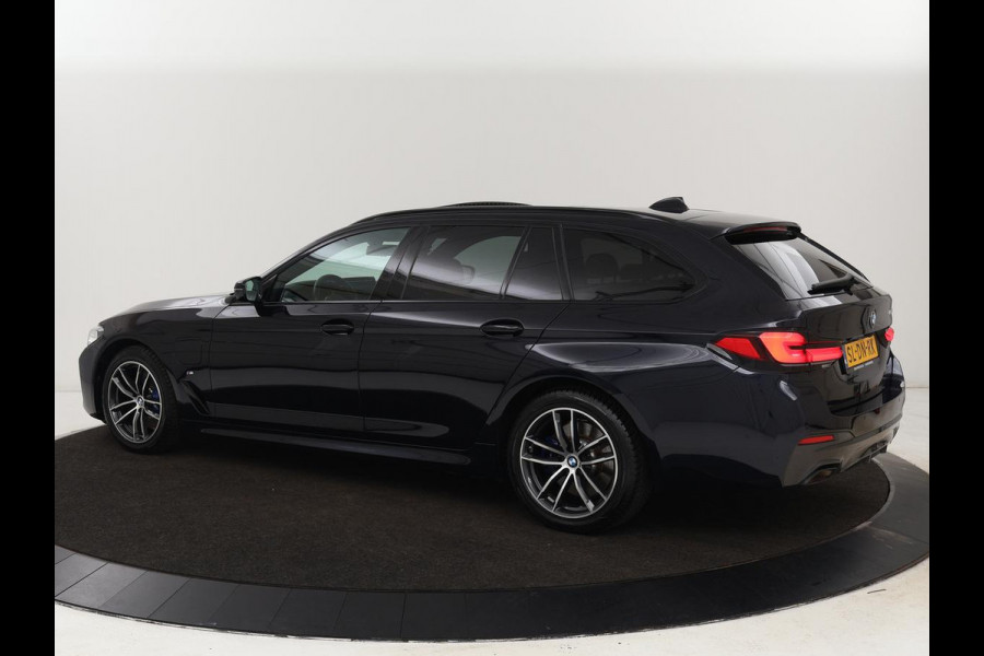 BMW 5 Serie 530e M Sport | Panoramadak | Leder | Stoelverwarming | Camera | Carplay | Live Cockpit | Park Assist | Navigatie | Full LED | Sfeerverlichting | PHEV | Plug In
