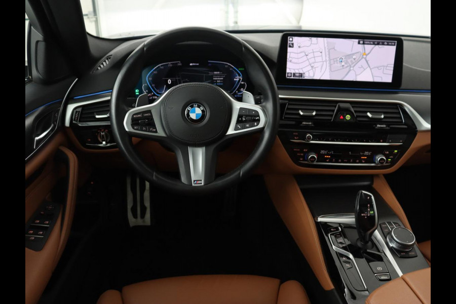 BMW 5 Serie 530e M Sport | Panoramadak | Leder | Stoelverwarming | Camera | Carplay | Live Cockpit | Park Assist | Navigatie | Full LED | Sfeerverlichting | PHEV | Plug In