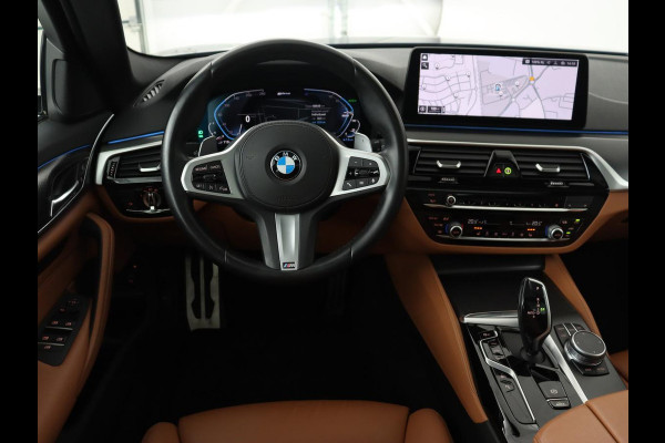 BMW 5 Serie 530e M Sport | Panoramadak | Leder | Stoelverwarming | Camera | Carplay | Live Cockpit | Park Assist | Navigatie | Full LED | Sfeerverlichting | PHEV | Plug In