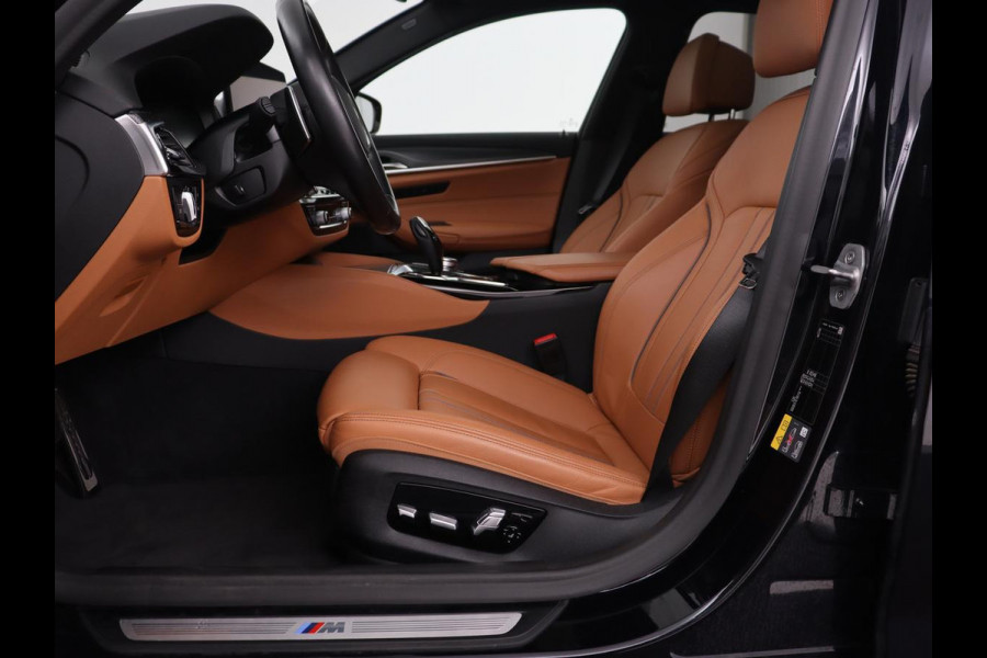 BMW 5 Serie 530e M Sport | Panoramadak | Leder | Stoelverwarming | Camera | Carplay | Live Cockpit | Park Assist | Navigatie | Full LED | Sfeerverlichting | PHEV | Plug In