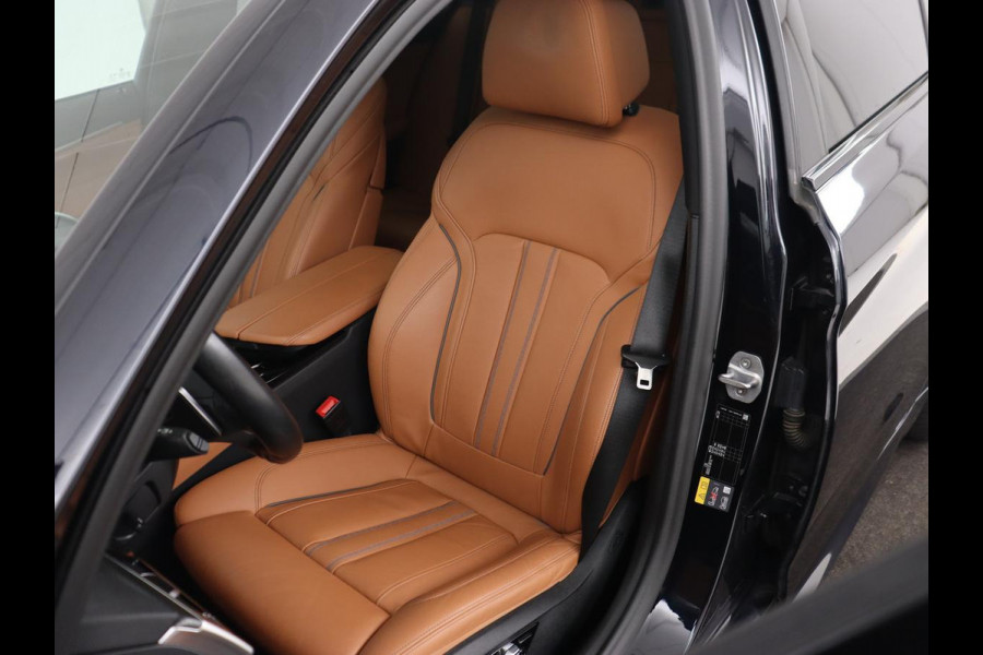 BMW 5 Serie 530e M Sport | Panoramadak | Leder | Stoelverwarming | Camera | Carplay | Live Cockpit | Park Assist | Navigatie | Full LED | Sfeerverlichting | PHEV | Plug In
