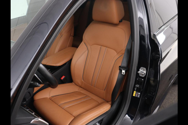 BMW 5 Serie 530e M Sport | Panoramadak | Leder | Stoelverwarming | Camera | Carplay | Live Cockpit | Park Assist | Navigatie | Full LED | Sfeerverlichting | PHEV | Plug In