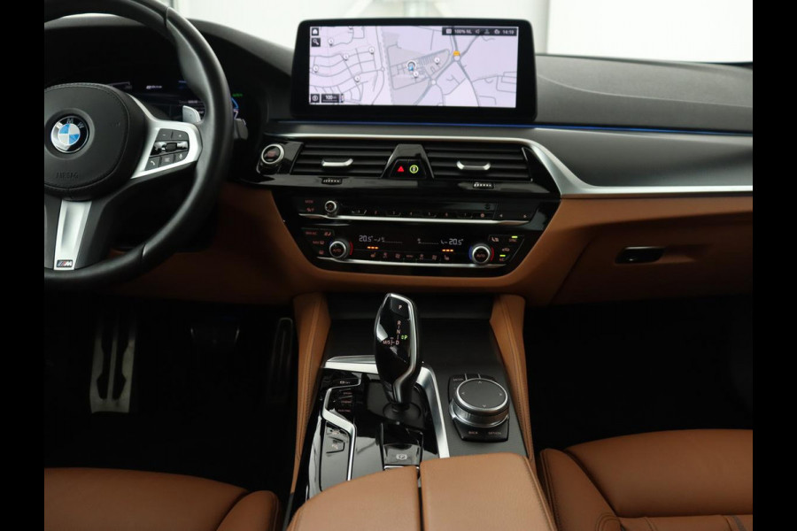 BMW 5 Serie 530e M Sport | Panoramadak | Leder | Stoelverwarming | Camera | Carplay | Live Cockpit | Park Assist | Navigatie | Full LED | Sfeerverlichting | PHEV | Plug In