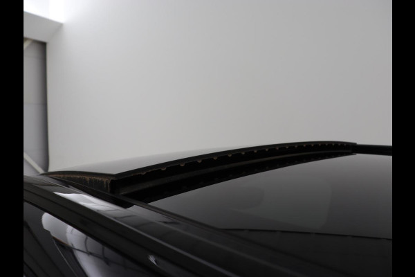BMW 5 Serie 530e M Sport | Panoramadak | Leder | Stoelverwarming | Camera | Carplay | Live Cockpit | Park Assist | Navigatie | Full LED | Sfeerverlichting | PHEV | Plug In