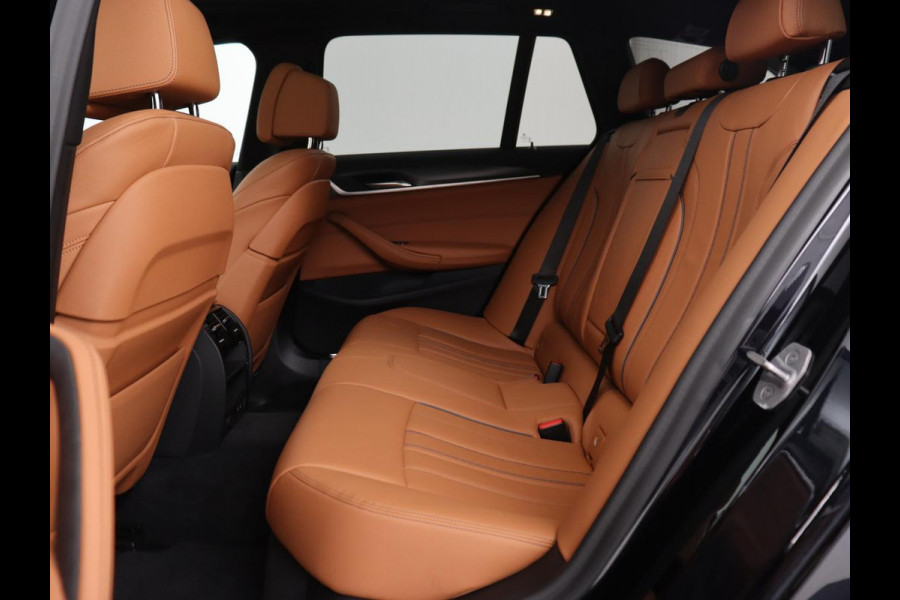 BMW 5 Serie 530e M Sport | Panoramadak | Leder | Stoelverwarming | Camera | Carplay | Live Cockpit | Park Assist | Navigatie | Full LED | Sfeerverlichting | PHEV | Plug In