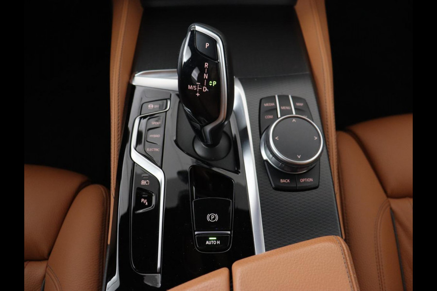BMW 5 Serie 530e M Sport | Panoramadak | Leder | Stoelverwarming | Camera | Carplay | Live Cockpit | Park Assist | Navigatie | Full LED | Sfeerverlichting | PHEV | Plug In