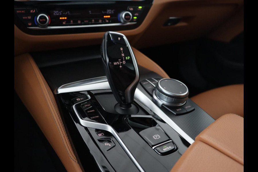 BMW 5 Serie 530e M Sport | Panoramadak | Leder | Stoelverwarming | Camera | Carplay | Live Cockpit | Park Assist | Navigatie | Full LED | Sfeerverlichting | PHEV | Plug In