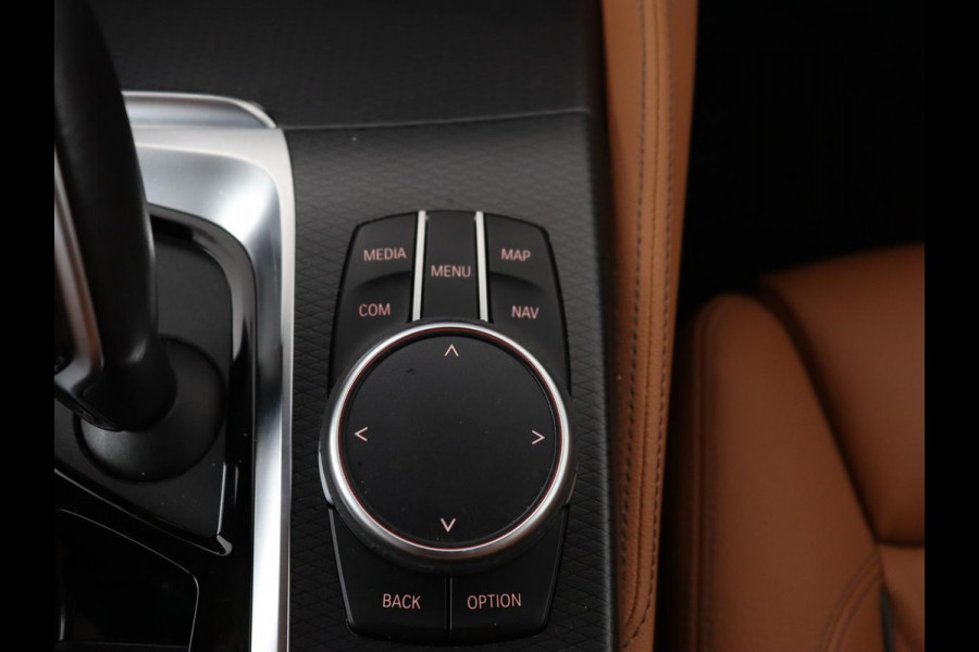 BMW 5 Serie 530e M Sport | Panoramadak | Leder | Stoelverwarming | Camera | Carplay | Live Cockpit | Park Assist | Navigatie | Full LED | Sfeerverlichting | PHEV | Plug In