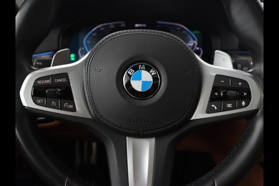 BMW 5 Serie 530e M Sport | Panoramadak | Leder | Stoelverwarming | Camera | Carplay | Live Cockpit | Park Assist | Navigatie | Full LED | Sfeerverlichting | PHEV | Plug In
