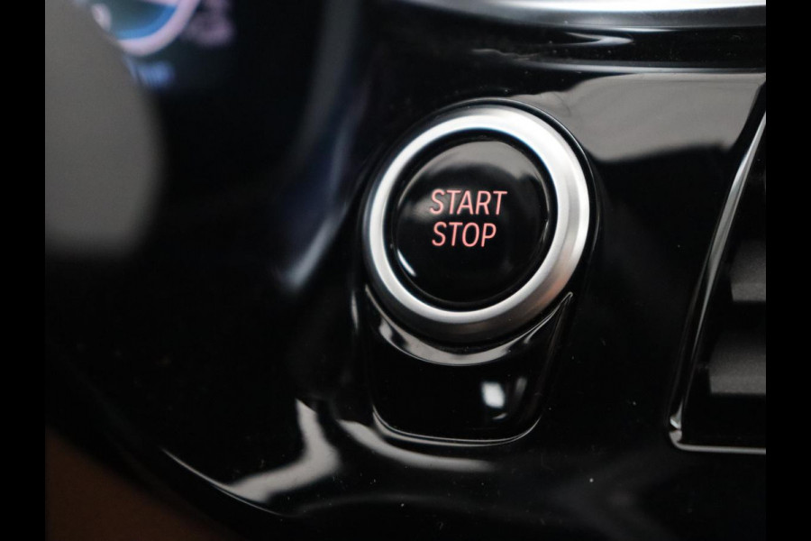 BMW 5 Serie 530e M Sport | Panoramadak | Leder | Stoelverwarming | Camera | Carplay | Live Cockpit | Park Assist | Navigatie | Full LED | Sfeerverlichting | PHEV | Plug In