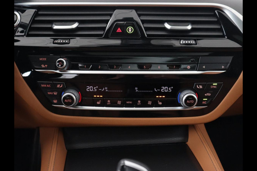 BMW 5 Serie 530e M Sport | Panoramadak | Leder | Stoelverwarming | Camera | Carplay | Live Cockpit | Park Assist | Navigatie | Full LED | Sfeerverlichting | PHEV | Plug In