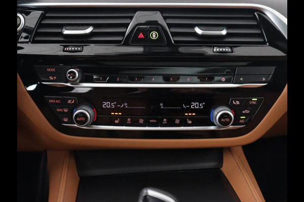 BMW 5 Serie 530e M Sport | Panoramadak | Leder | Stoelverwarming | Camera | Carplay | Live Cockpit | Park Assist | Navigatie | Full LED | Sfeerverlichting | PHEV | Plug In