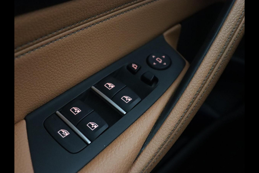 BMW 5 Serie 530e M Sport | Panoramadak | Leder | Stoelverwarming | Camera | Carplay | Live Cockpit | Park Assist | Navigatie | Full LED | Sfeerverlichting | PHEV | Plug In