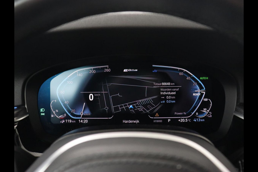 BMW 5 Serie 530e M Sport | Panoramadak | Leder | Stoelverwarming | Camera | Carplay | Live Cockpit | Park Assist | Navigatie | Full LED | Sfeerverlichting | PHEV | Plug In
