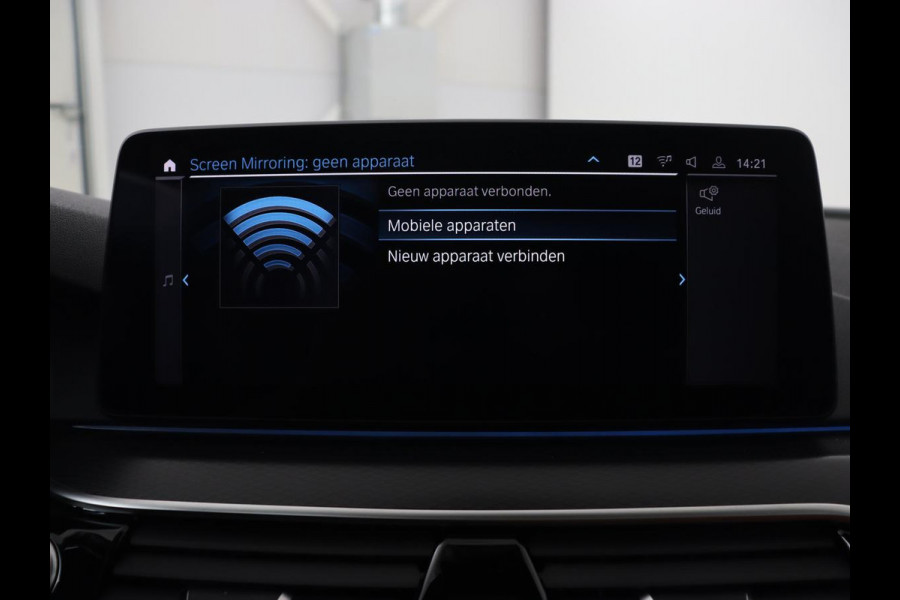 BMW 5 Serie 530e M Sport | Panoramadak | Leder | Stoelverwarming | Camera | Carplay | Live Cockpit | Park Assist | Navigatie | Full LED | Sfeerverlichting | PHEV | Plug In