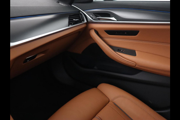 BMW 5 Serie 530e M Sport | Panoramadak | Leder | Stoelverwarming | Camera | Carplay | Live Cockpit | Park Assist | Navigatie | Full LED | Sfeerverlichting | PHEV | Plug In