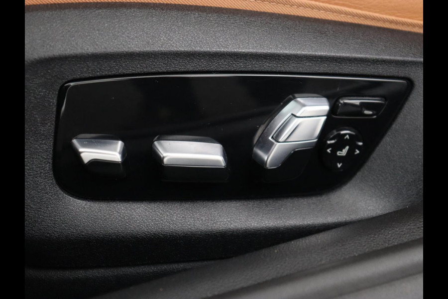 BMW 5 Serie 530e M Sport | Panoramadak | Leder | Stoelverwarming | Camera | Carplay | Live Cockpit | Park Assist | Navigatie | Full LED | Sfeerverlichting | PHEV | Plug In