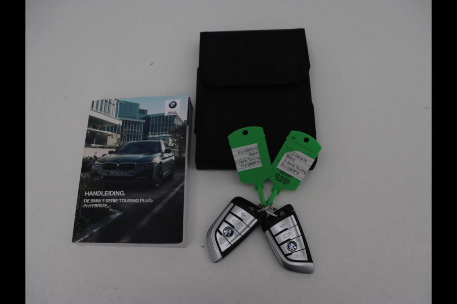 BMW 5 Serie 530e M Sport | Panoramadak | Leder | Stoelverwarming | Camera | Carplay | Live Cockpit | Park Assist | Navigatie | Full LED | Sfeerverlichting | PHEV | Plug In