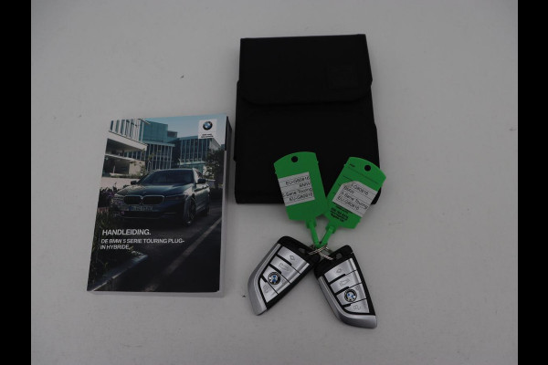 BMW 5 Serie 530e M Sport | Panoramadak | Leder | Stoelverwarming | Camera | Carplay | Live Cockpit | Park Assist | Navigatie | Full LED | Sfeerverlichting | PHEV | Plug In