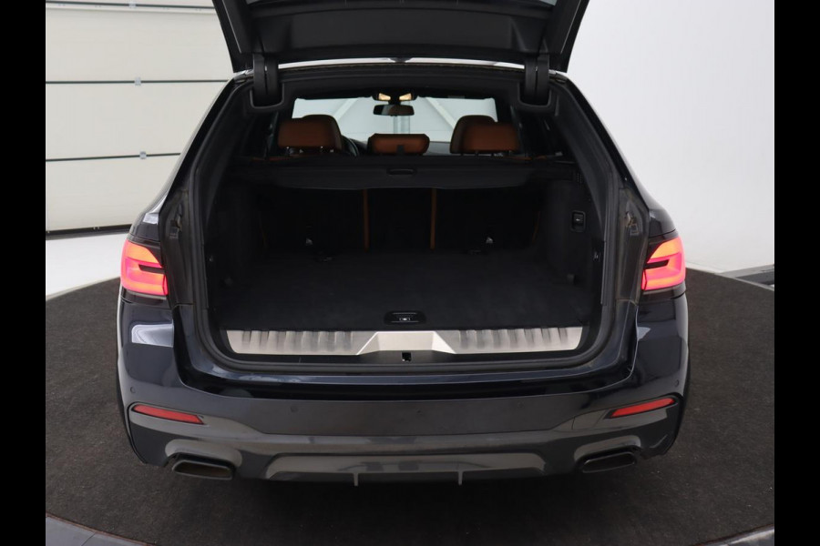 BMW 5 Serie 530e M Sport | Panoramadak | Leder | Stoelverwarming | Camera | Carplay | Live Cockpit | Park Assist | Navigatie | Full LED | Sfeerverlichting | PHEV | Plug In