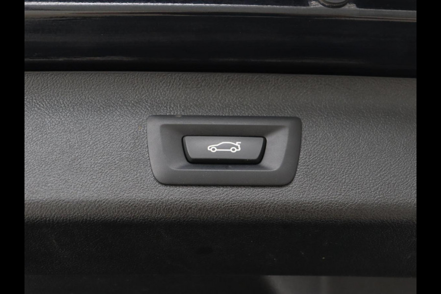 BMW 5 Serie 530e M Sport | Panoramadak | Leder | Stoelverwarming | Camera | Carplay | Live Cockpit | Park Assist | Navigatie | Full LED | Sfeerverlichting | PHEV | Plug In