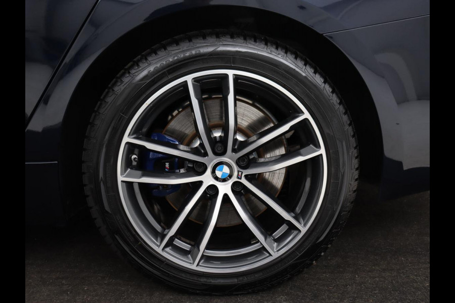 BMW 5 Serie 530e M Sport | Panoramadak | Leder | Stoelverwarming | Camera | Carplay | Live Cockpit | Park Assist | Navigatie | Full LED | Sfeerverlichting | PHEV | Plug In