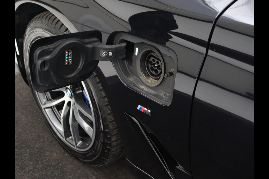 BMW 5 Serie 530e M Sport | Panoramadak | Leder | Stoelverwarming | Camera | Carplay | Live Cockpit | Park Assist | Navigatie | Full LED | Sfeerverlichting | PHEV | Plug In