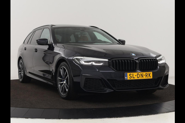 BMW 5 Serie 530e M Sport | Panoramadak | Leder | Stoelverwarming | Camera | Carplay | Live Cockpit | Park Assist | Navigatie | Full LED | Sfeerverlichting | PHEV | Plug In