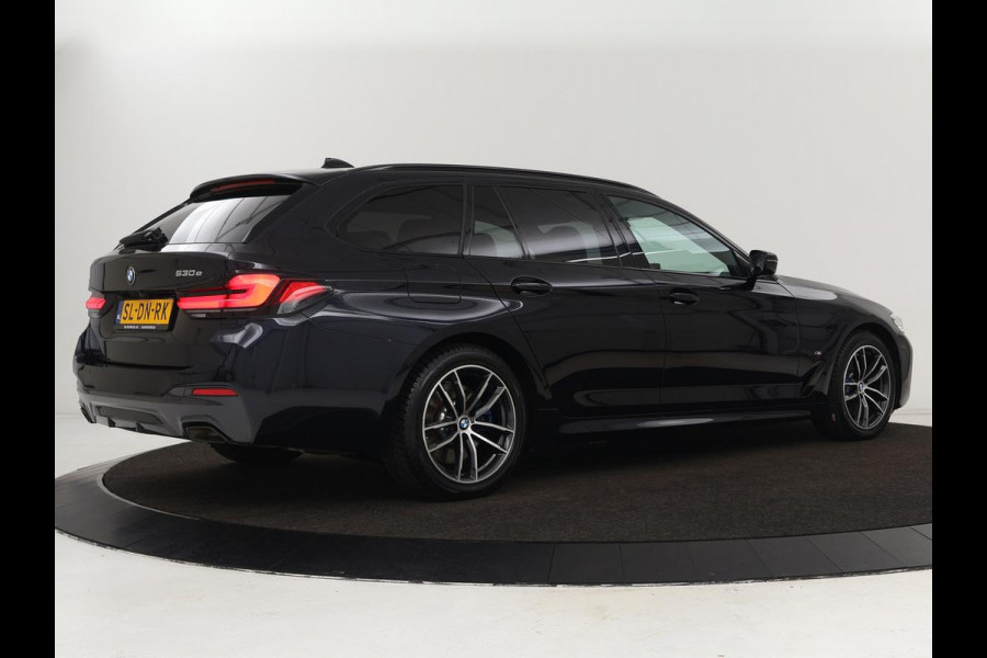 BMW 5 Serie 530e M Sport | Panoramadak | Leder | Stoelverwarming | Camera | Carplay | Live Cockpit | Park Assist | Navigatie | Full LED | Sfeerverlichting | PHEV | Plug In