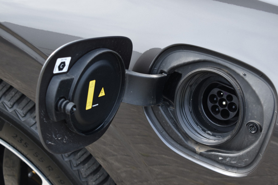 Volvo XC60 2.0 T6 Plug-in hybrid AWD Plus Dark Pano dak | ACC | 360 Camera | Trekhaak | Leder | Blis